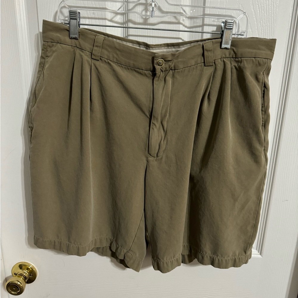 Tommy Bahama Men’s 100% Silk Olive Green Dress Shorts size 35